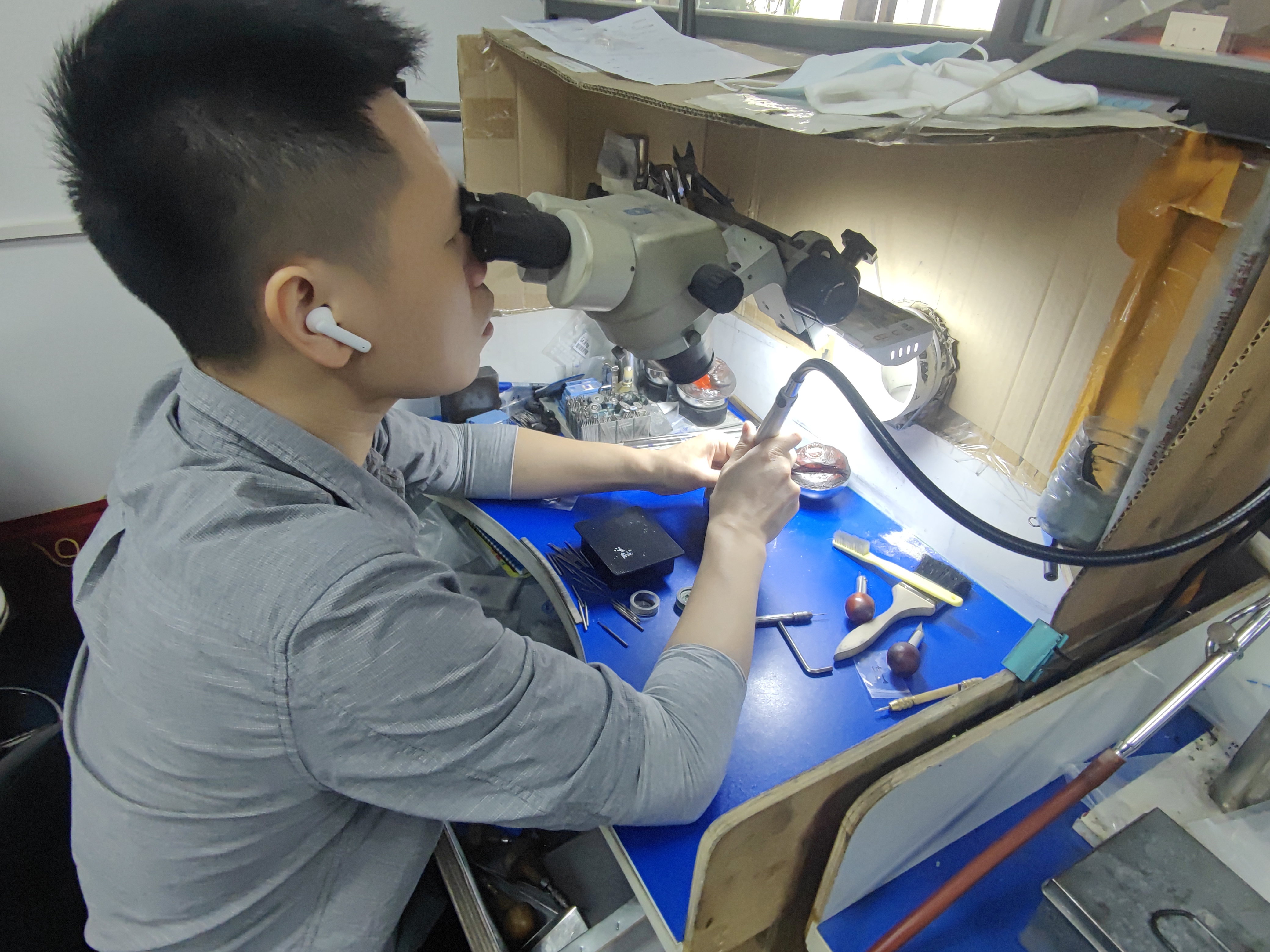 Master jeweler hand-setting diamonds at NOVAE ATELIER workshop