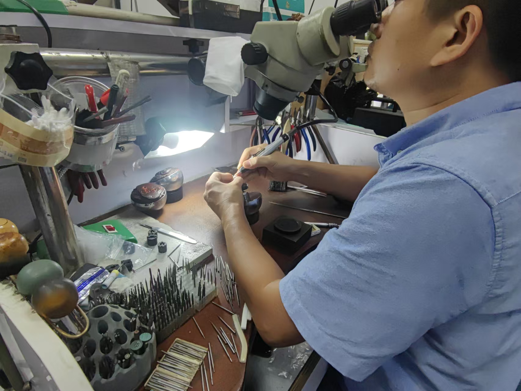 Jewelry workbench at NOVAE ATELIER